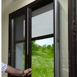 Moustiquaire enroulable latéralement